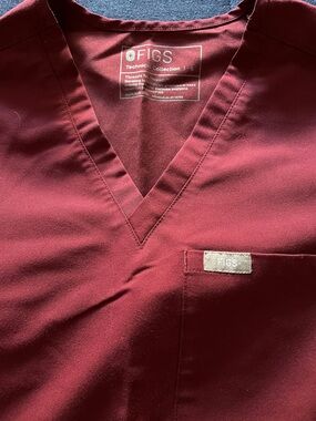 Figs womens Catarina top size small and medium joggers - Burgundy